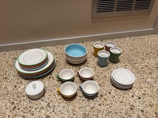 Cocinita de juguete con vajilla incluida