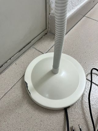 Lámpara de escritorio blanca flexible