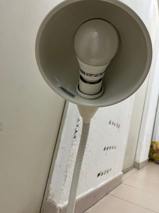 Lámpara de escritorio blanca flexible