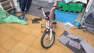 Bicicleta infantil rosa con ruedines