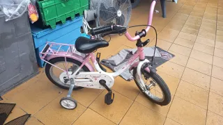 Bicicleta infantil rosa con ruedines