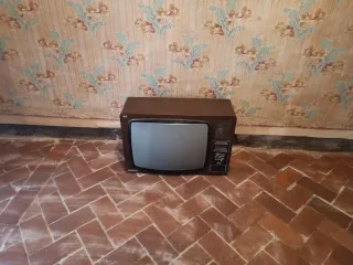 Televisor antiguo marrón y gris