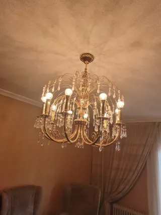 Lámpara de araña dorada de cristal