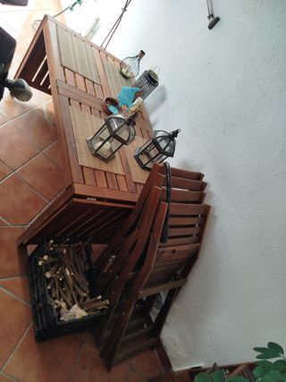 Mesa de madera y 4 sillas plegables