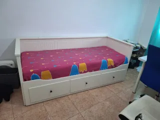 Diván Ikea Brimnes con cajones y 2 colchones.