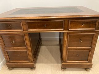 Mesa escritorio madera y cuero restaurada