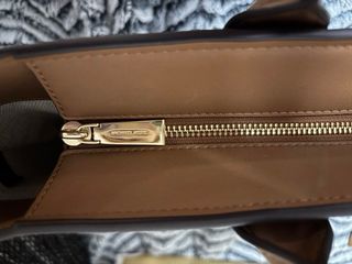 MICHAEL KORS  Marrón, beige, detalles dorado.