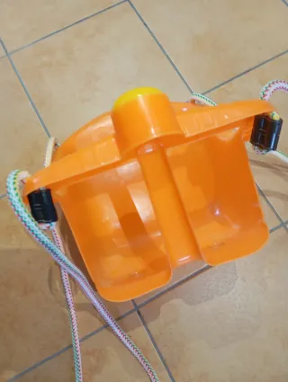 Columpio naranja para bebé