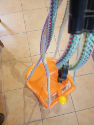 Columpio naranja para bebé