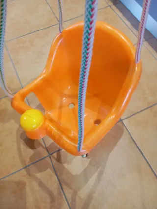 Columpio naranja para bebé