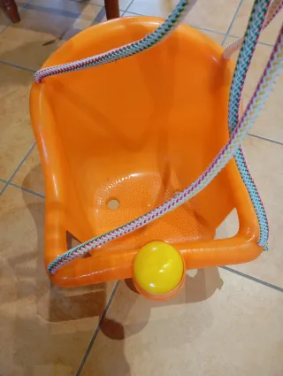 Columpio naranja para bebé