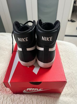 Nike Blazer Mid negras