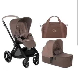 Carro de bebé y bolso marrón