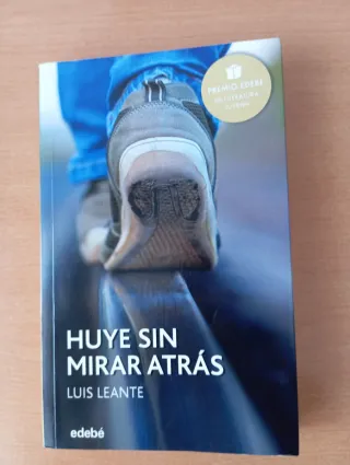 Premio EDEBÉ 2016: HUYE SIN MIRAR ATRÁS (Spanis...