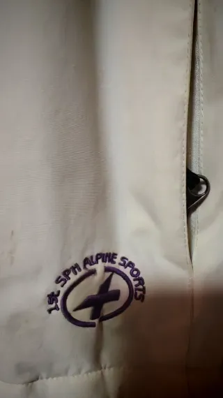 Chaqueta de esquí blanca y morada