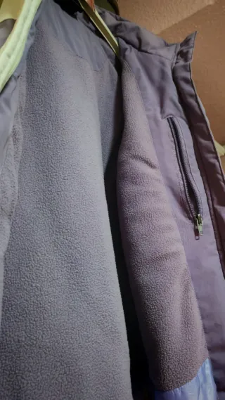 Chaqueta de esquí blanca y morada