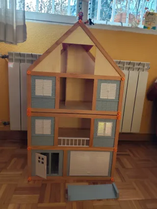 Casita de muñecas de madera
