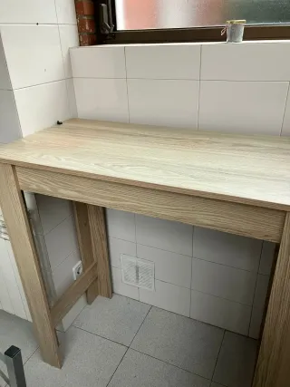 Mesa de madera con estantería