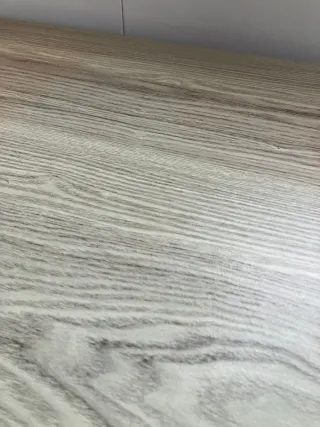 Mesa de madera con estantería