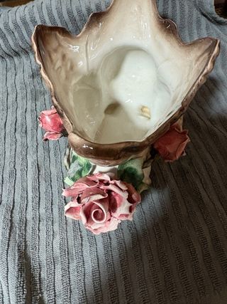 Centro de mesa Capodimonte con delicadas flores