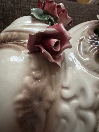 Centro de mesa Capodimonte con delicadas flores