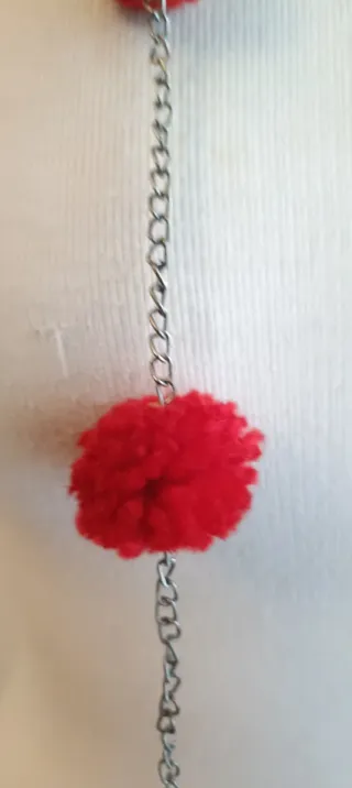 Collar textil de cadena plata oscura y pompones