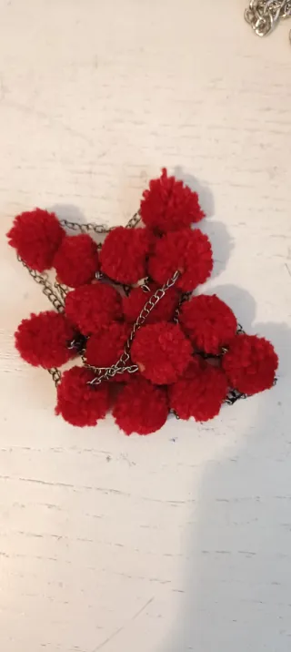 Collar textil de cadena plata oscura y pompones