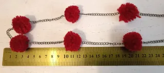 Collar textil de cadena plata oscura y pompones