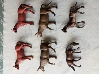 Lote 6 animales de juguete (caballos y vacas)