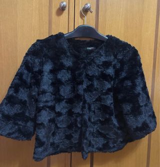 Chaqueta corta pelo negra