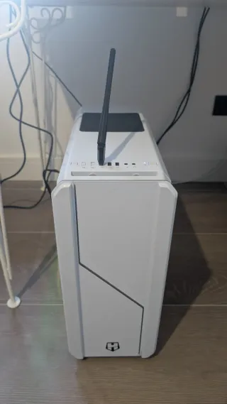 Ordenador Gaming Blanco + 2 pantallas + teclado