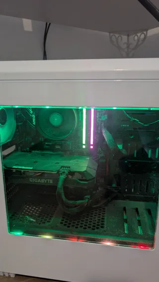 Ordenador Gaming Blanco + 2 pantallas + teclado