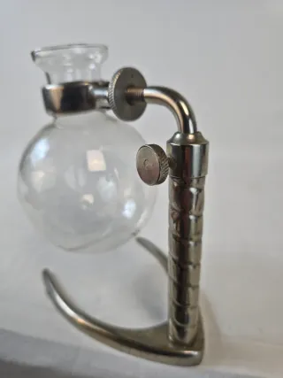 Base cafetera antigua de cristal y metal