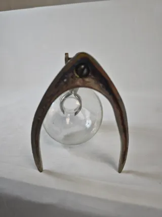 Base cafetera antigua de cristal y metal