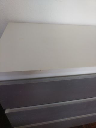 Cajonera de madera blanca y gris