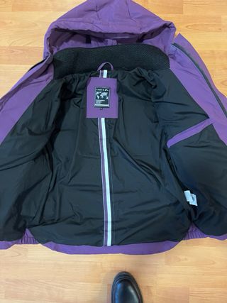 Cazadora plumífera morada con capucha