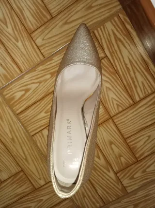 Tacones con brillante dorado