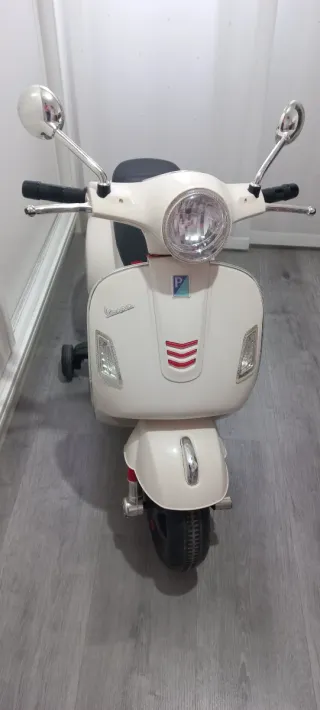 Vespa eléctrica 12V para niños
