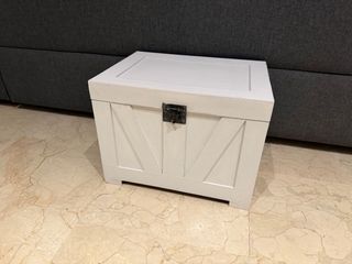 Baul de madera blanco con cierre