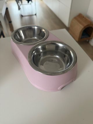 Comedero doble para mascotas rosa.