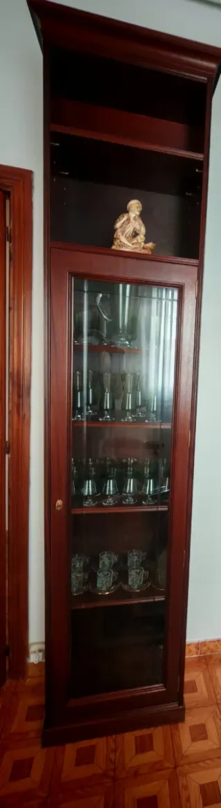 Vitrina alta de madera y cristal