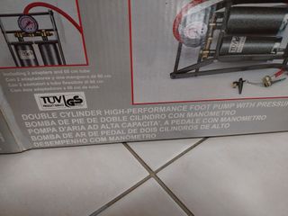 Bomba de ar pedal duplo com manómetro