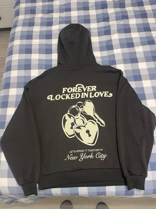 Sudadera con capucha negra