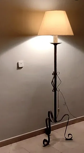 Lámpara de pie hierro forjado diseño antiguo