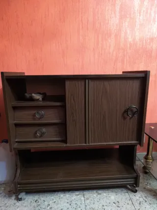 Mueble de madera marrón