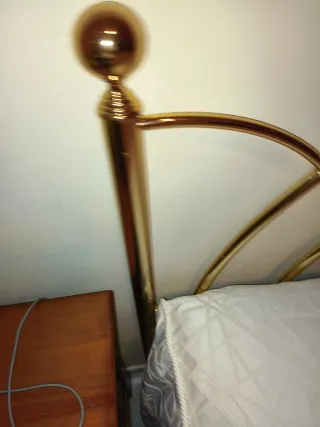 Cabezal, colchón, somier y mesita.