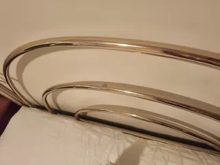 Cabezal, colchón, somier y mesita.