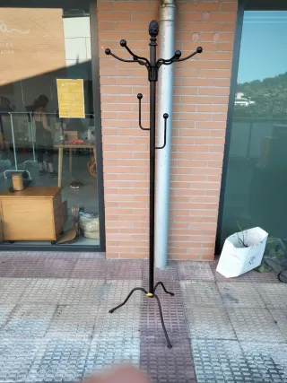 Perchero de pie metálico negro