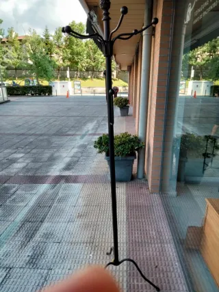 Perchero de pie metálico negro