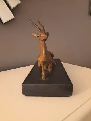 Gacela o Antilope "Art Decó" calamina, base mármol